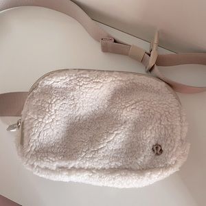 Lululemon everywhere belt bag/fleece/white opal